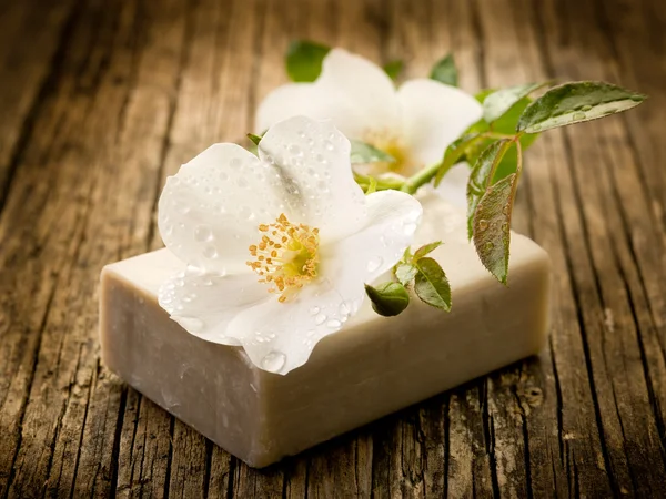 Doğal çiçek sabun-spa ve banyo kavramı — Stok fotoğraf