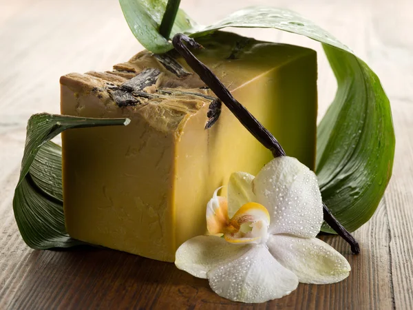 Натуральное ароматическое самодельное ванильное мыло — стоковое фото