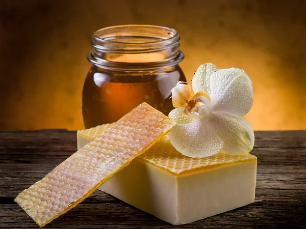 Mýdlo přírodní domácí med — Stock fotografie