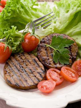 salata ve domates ile ızgara seitan