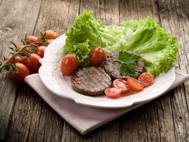 salata ve domates ile ızgara seitan