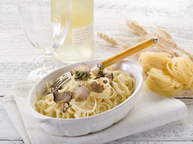 Tagliatelle mantar ve krema sos ile