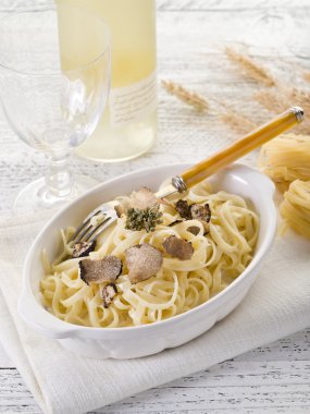 Tagliatelle mantar ve krema sos ile