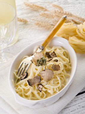 Tagliatelle mantar ve krema sos ile