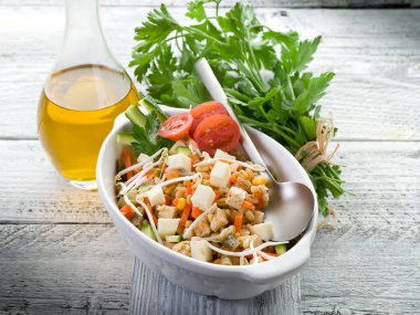soya peyniri ve sebze salatası