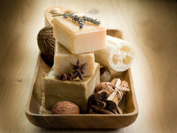 목욕 부속품을 가진 천연 향신료 비누 — 스톡 사진