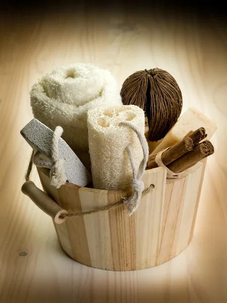 목욕 부속품을 가진 물통 — 스톡 사진
