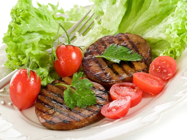 Grilled seitan with tomatoes and salad — Stock Photo, Image