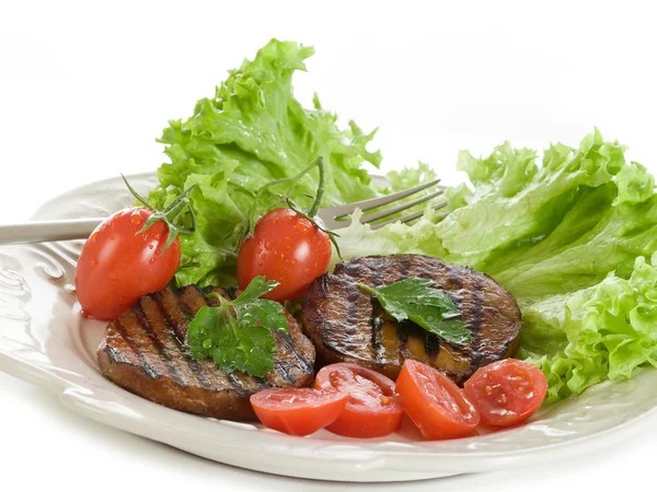 Salata ve domates ile ızgara seitan — Stok fotoğraf