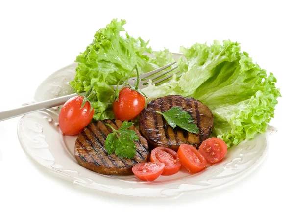 Gegrillter Seitan mit Tomaten und Salat — Stockfoto