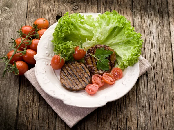 Seitan grelhado com tomates e salada — Fotografia de Stock