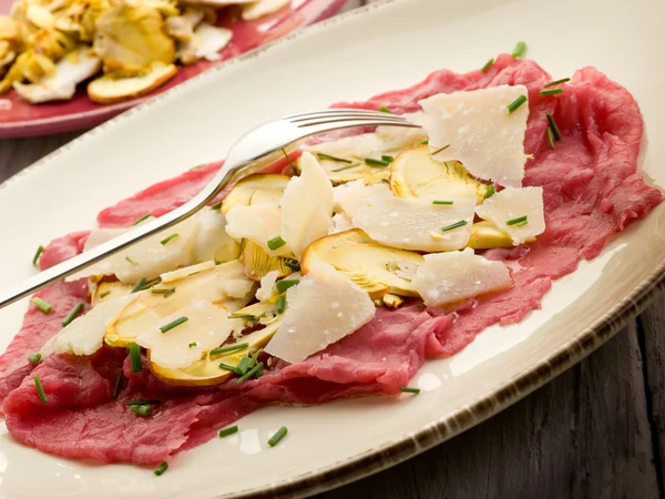 Beef carpaccio with slice ovum mushroom and parmesan flake — Stock Photo, Image