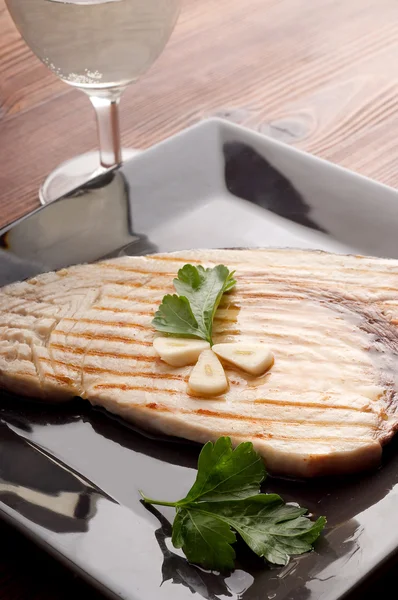 Grilled swordfish with garlic and parsely — Stock Photo, Image