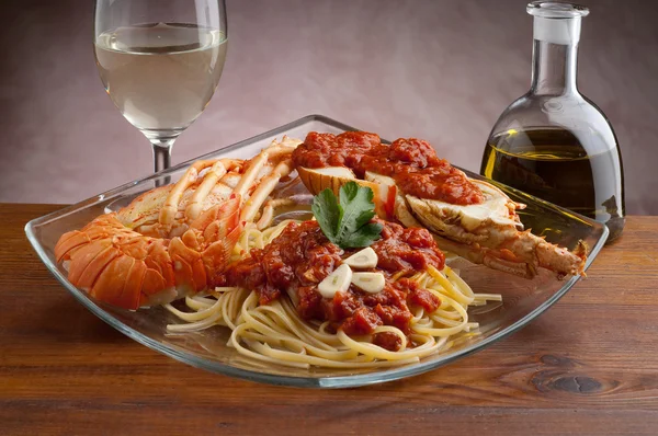 Spaghetti z homara i pomidorowym sosie — Zdjęcie stockowe