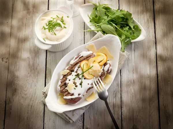 Filetto con salsa alla panna fungo ovale e insalata di rucola — Foto Stock