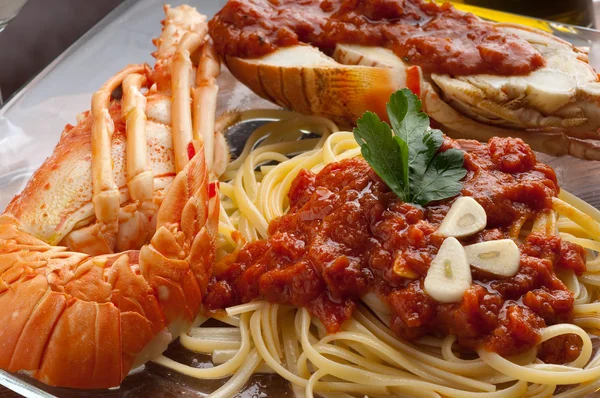 Spaghetti met kreeft en tomatensaus — Stockfoto