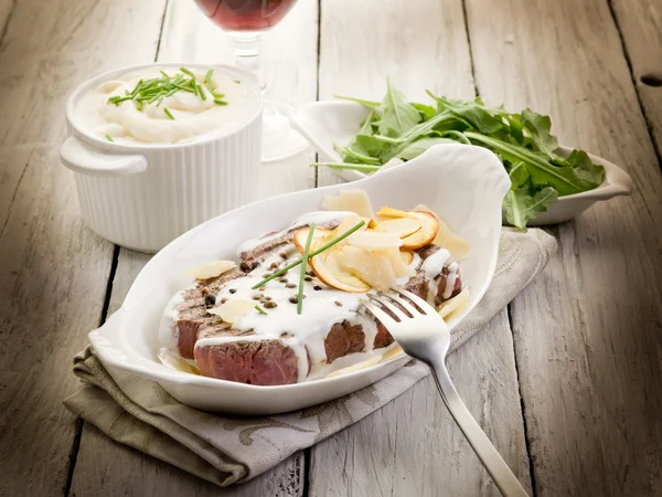 Filet mit Sahnesoße, Pilz und Rucola-Salat — Stockfoto