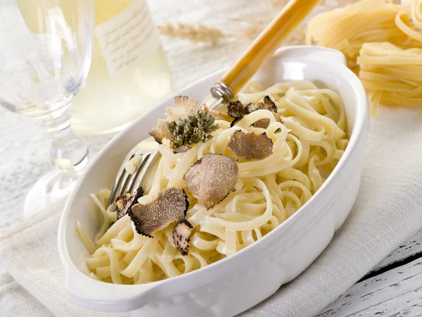 Tagliatelle mantar ve krema sos ile