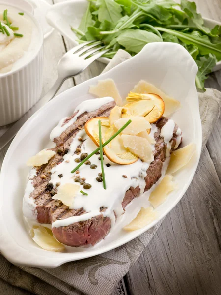 Filet mit Sahnesoße, Pilz und Rucola-Salat — Stockfoto