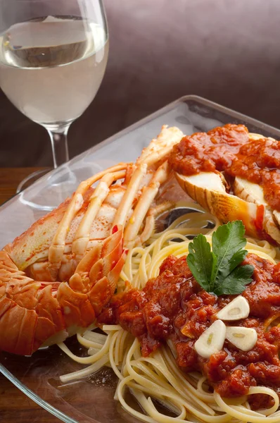 Špagety s humrem a rajskou omáčkou — Stock fotografie
