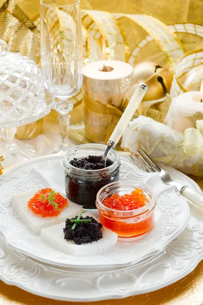 Caviar canape 'sur table de luxe — Photo
