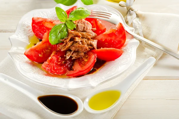 Sallad med tonfisk och tomater — Stockfoto
