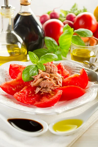 Салат з тунцем і помідорами — стокове фото