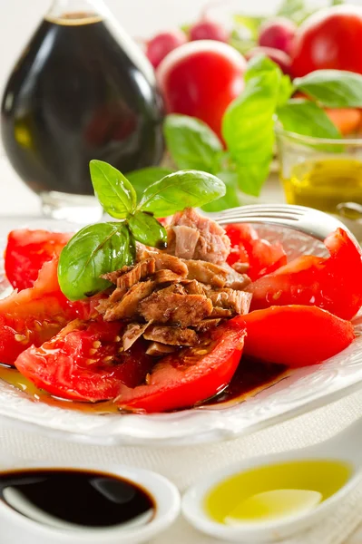 Ton balığı ve domates salatası — Stok fotoğraf