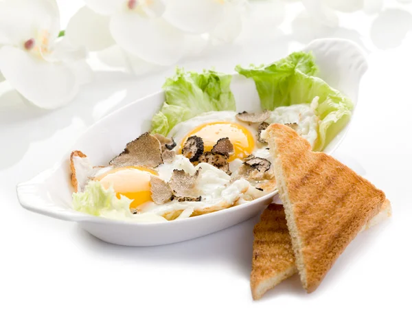 Uova con tartufo e pane tostato — Foto Stock