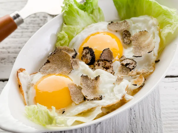 Eggs with truffle over green salad — Stock Photo, Image