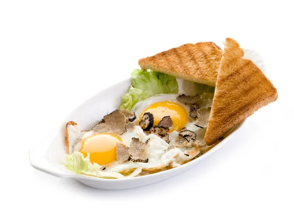 Αυγά με τρούφα και φρυγανισμένο ψωμί — Φωτογραφία Αρχείου