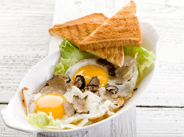 Яйця з трюфелем і підсмаженим хлібом — стокове фото