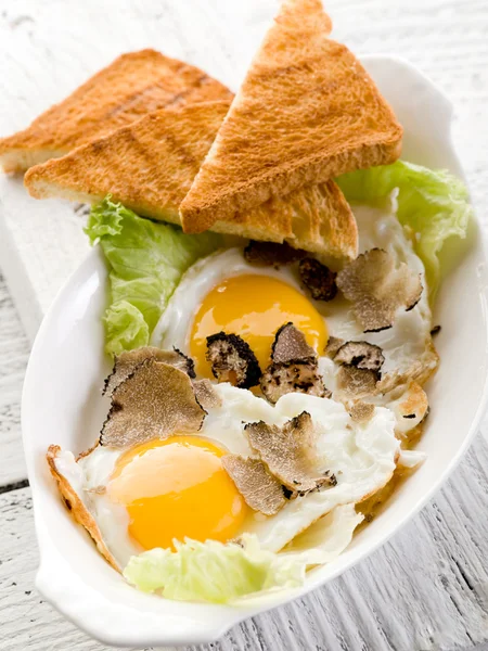 Jaja z trufli oraz tosty z chleba — Zdjęcie stockowe