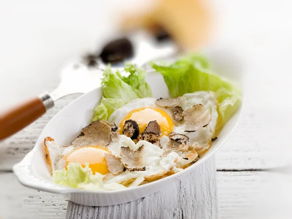 Яйця з трюфелем над зеленим салатом — стокове фото