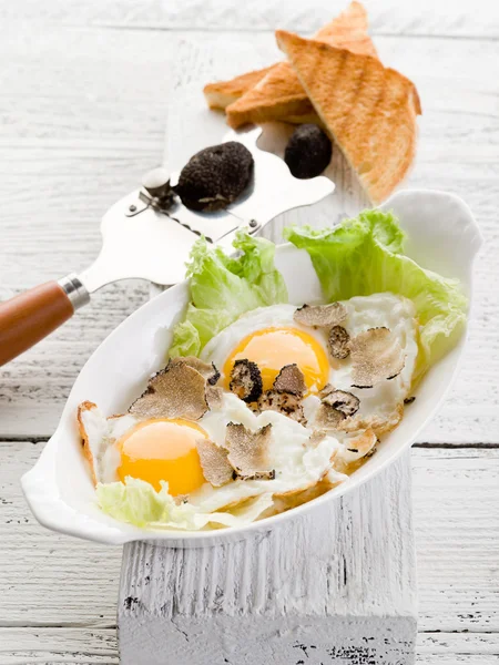 Яйця з трюфелем над зеленим салатом — стокове фото