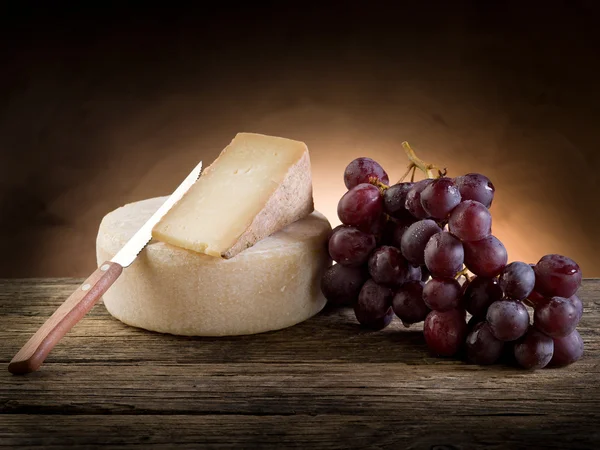 Peynir ve üzüm — Stok fotoğraf