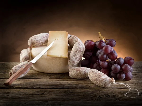 萨拉米香肠奶酪和葡萄 — 图库照片