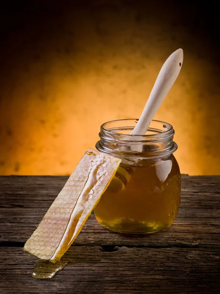 Miel con cuchara —  Fotos de Stock