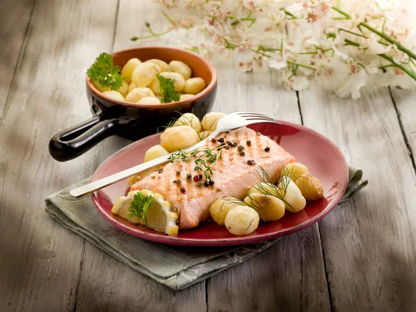 Grilovaný losos s pečenými bramborami — Stock fotografie