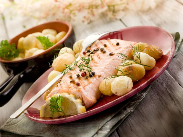 Грибний лосось зі смаженою картоплею — стокове фото