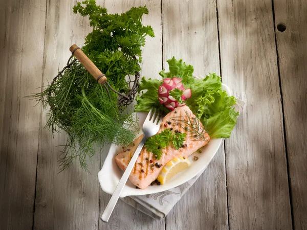 야채 샐러드와 함께 구운 연어 — 스톡 사진