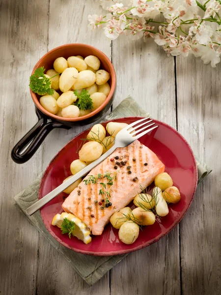 Grilled salmon with roasted potatoes — Stock Photo, Image