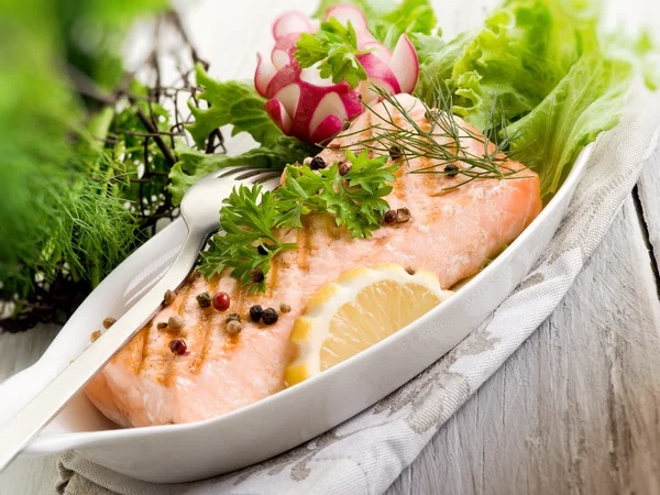 Grilled salmon with green salad — Stock Photo, Image