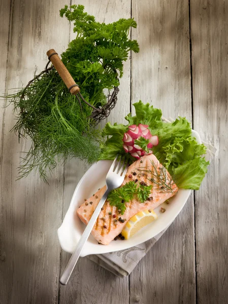 Gegrillter Lachs mit grünem Salat — Stockfoto