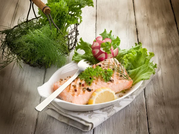 Grilovaný losos se zeleným salátem — Stock fotografie