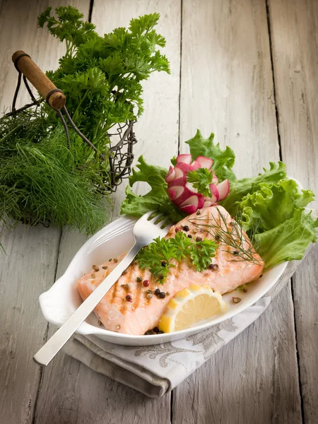 Grilovaný losos se zeleným salátem — Stock fotografie