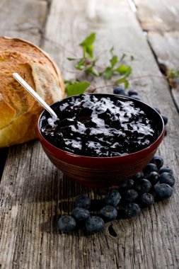 ahşap zemin üzerine ekmek ile yaban mersini reçeli