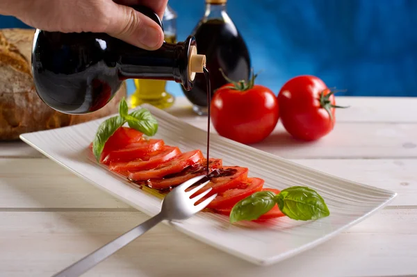 Нарезанные помидоры на блюде — стоковое фото