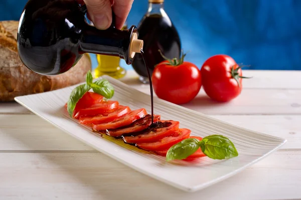 Tranches de tomates sur le plat — Photo