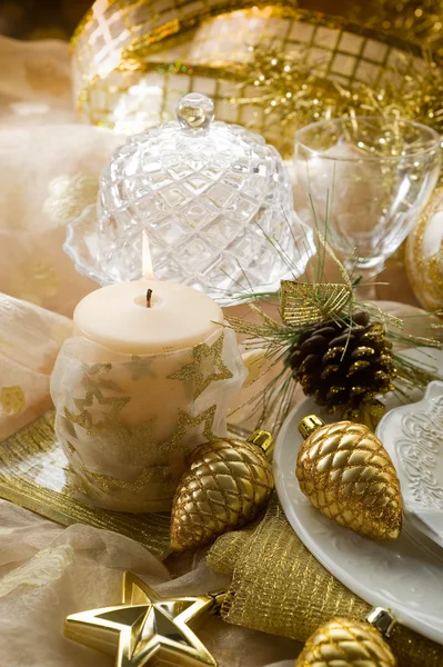 黄金圣诞餐桌装饰 — 图库照片